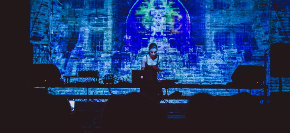 Al Pergine Festival arriva "Umani sognano leoni elettrici?", uno spettacolo di "drammaturgia sonora" tra colori e poesia